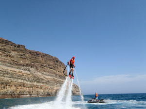Practica Flyboarding deporte acquatica en Gran Canaria desde varios puntos y centros de deportes acquaticos GranCanariaBoatTrips